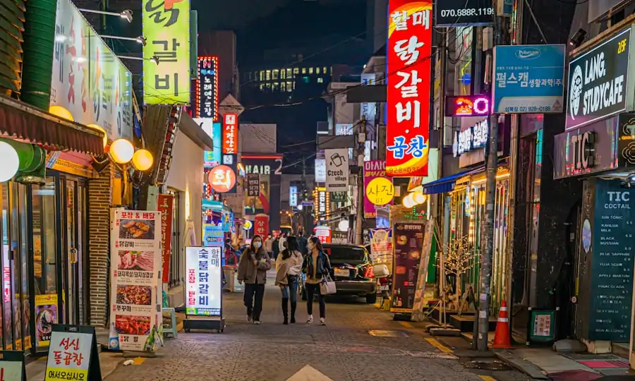 간판이 늘어선 저녁 거리
