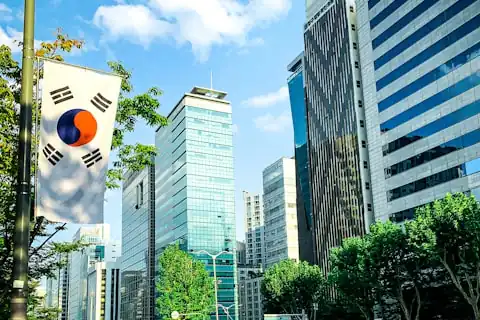 태극기가 걸린 도심 고층 빌딩