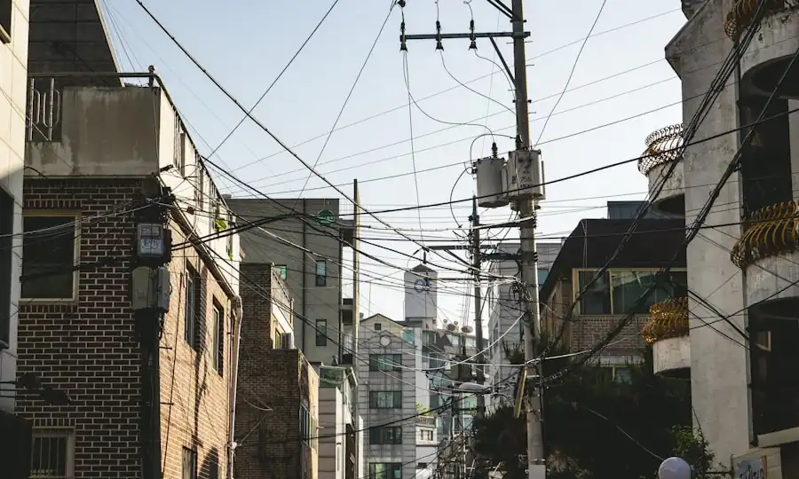 전선이 지나는 오래된 골목길