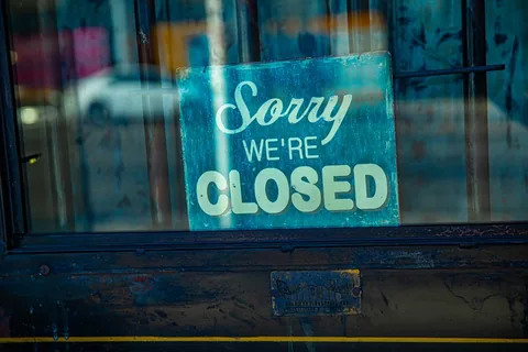유리창에 걸린 'Sorry We're Closed' 안내판