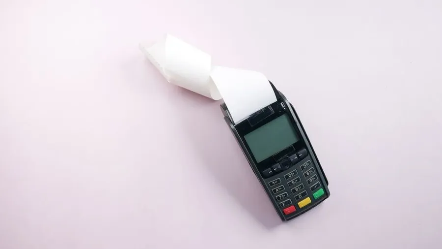 카드 결제 단말기와 영수증