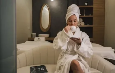 흰 가운을 입고 찻잔을 든 사람