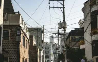 전선이 지나는 오래된 골목길