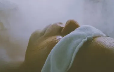 개어 쌓아 둔 흰 타월