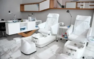 발 관리용 의자가 나란히 놓인 밝은 시술실